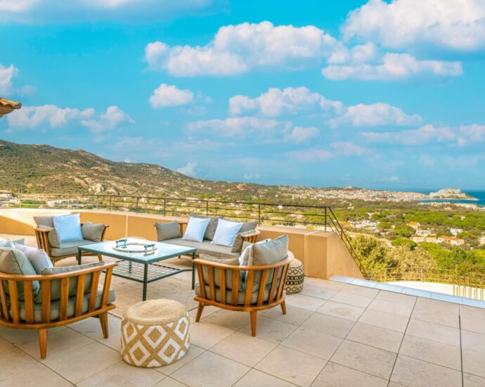 Calvi. Villa 5 chambres. vue mer panoramique. piscine chauffée. proche de plages.