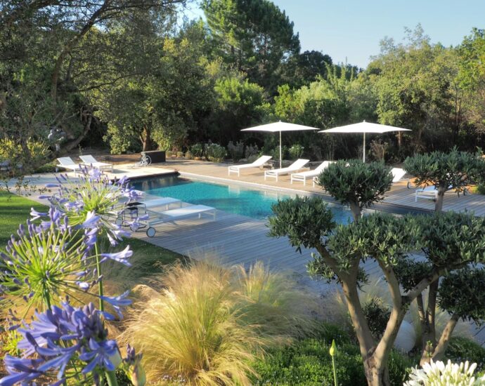 Villa contemporaine 5 chambres avec piscine et vue mer, au cœur du maquis