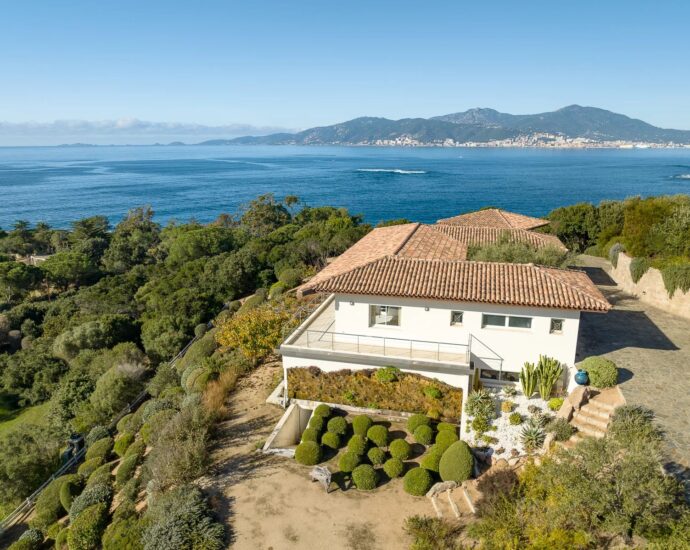 Rive sud d’Ajaccio exclusivité     propriété d’exception bord de mer plage à pied..