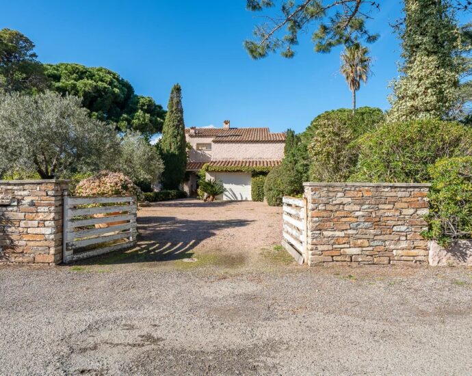 Exclusivité – Lido de la Marana, villa 4 chambres, piscine, terrain de tennis, plage à pied