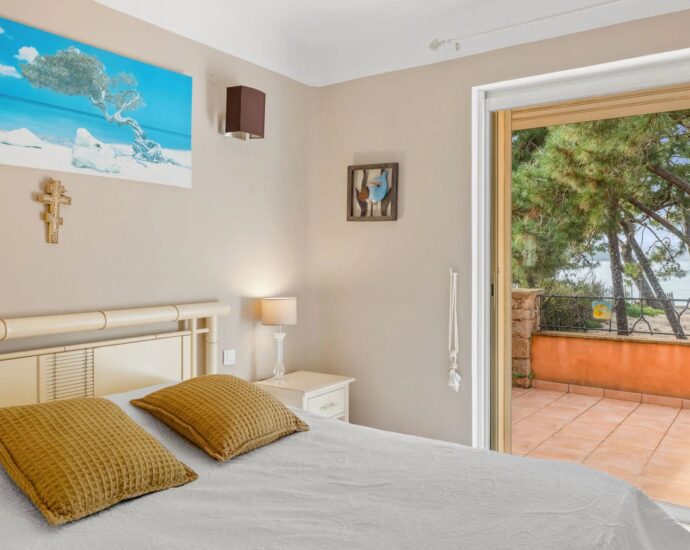 Exceptional, in the Cala Rossa area, 2 semi-detached villas, waterfront