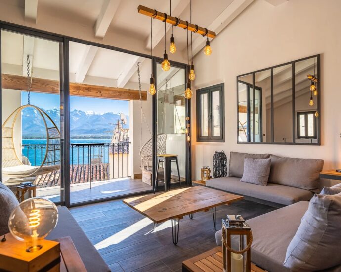Calvi, old town centre, type 4 duplex flat, view of the Gulf