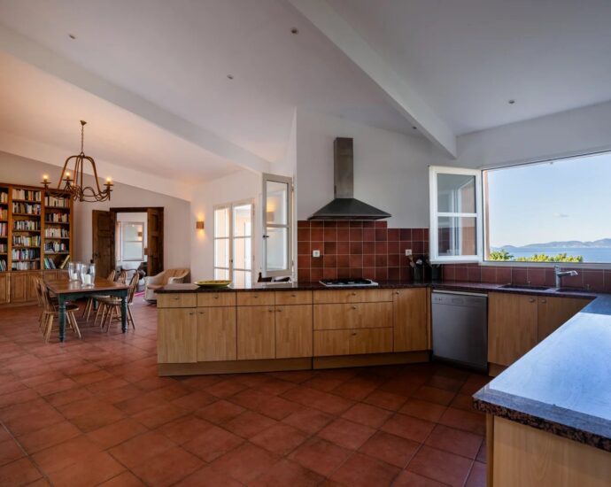 Coti-Chiavari – Property located on the Castagna Peninsula with a 6-bedroom villa and panoramic sea views
