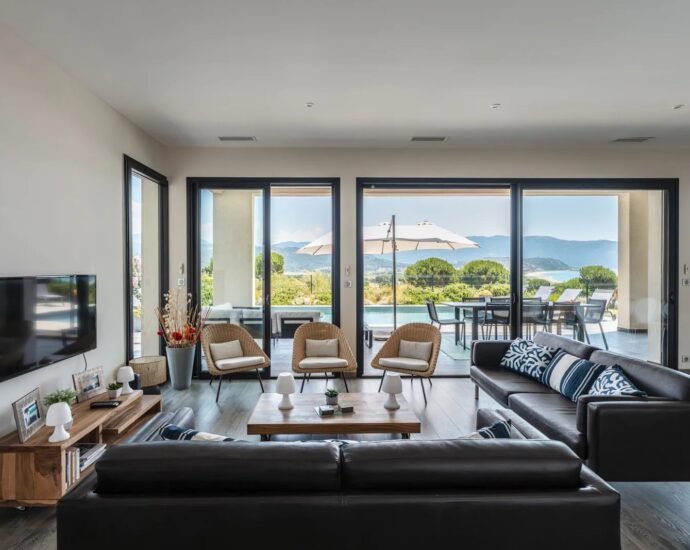 Architect villa, 5 bedrooms, panoramic sea view, swimming pool, beaches on foot