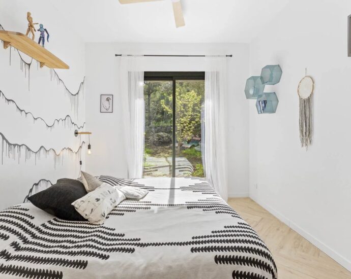 Sotta, bergerie avec piscine à débordement, 4 chambres, vue dégagée, proche plage.