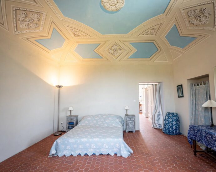 Manor house overlooking the Nebbiu valley and the Gulf of Saint-Florent