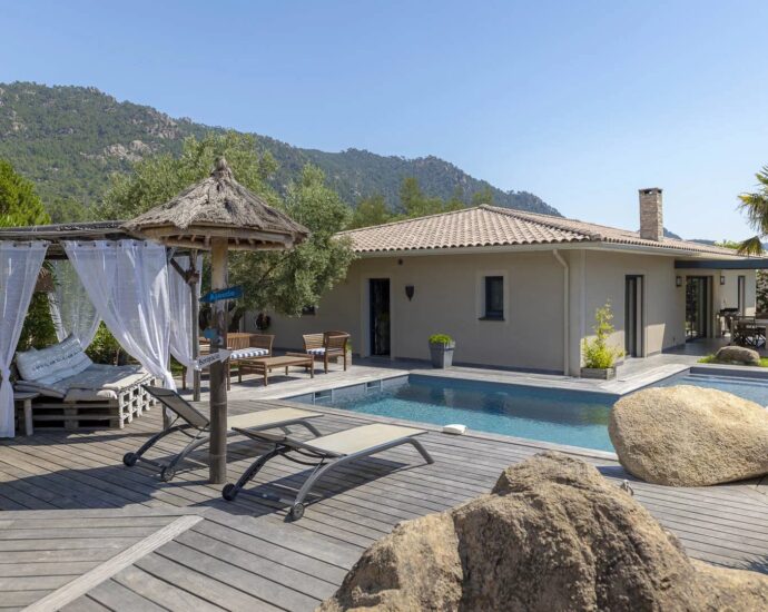 Sainte Lucie de Porto Vecchio, villa T6,  avec piscine, proche plage et fleuve