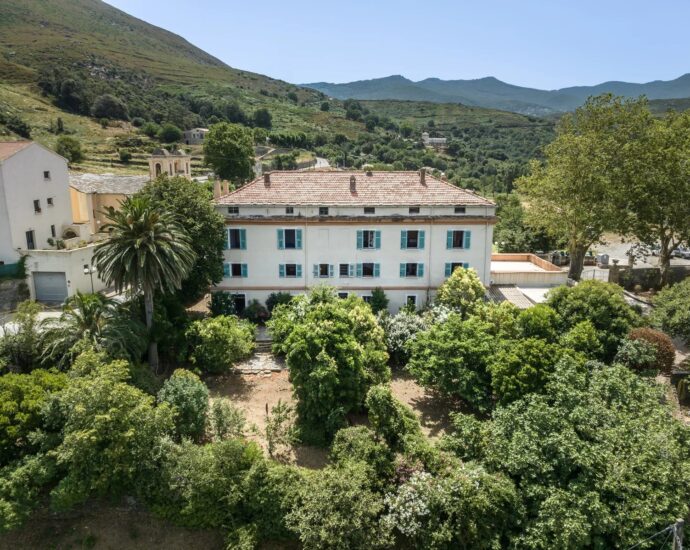 Manor house overlooking the Nebbiu valley and the Gulf of Saint-Florent