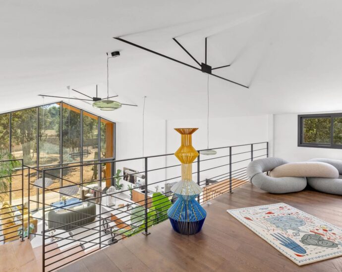 Bonifacio, contemporary villa, close to the beach and town center.