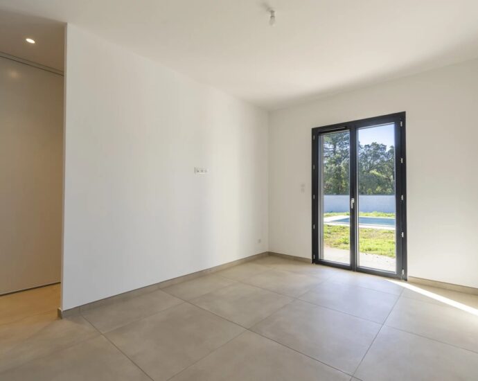 Solenzara, Marine de Solaro, Contemporary Villa, 5 Bedrooms, Heated Pool, Open Mountain Views, Walking Distance to the Beach