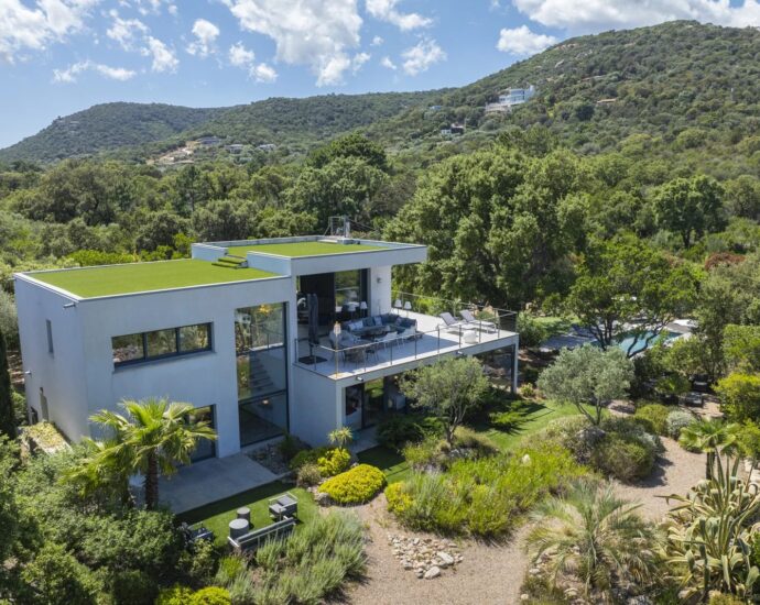 Pinarello, Contemporary 5-Bedroom Villa with Pool and Sea View, Nestled in the Heart of the Maquis
