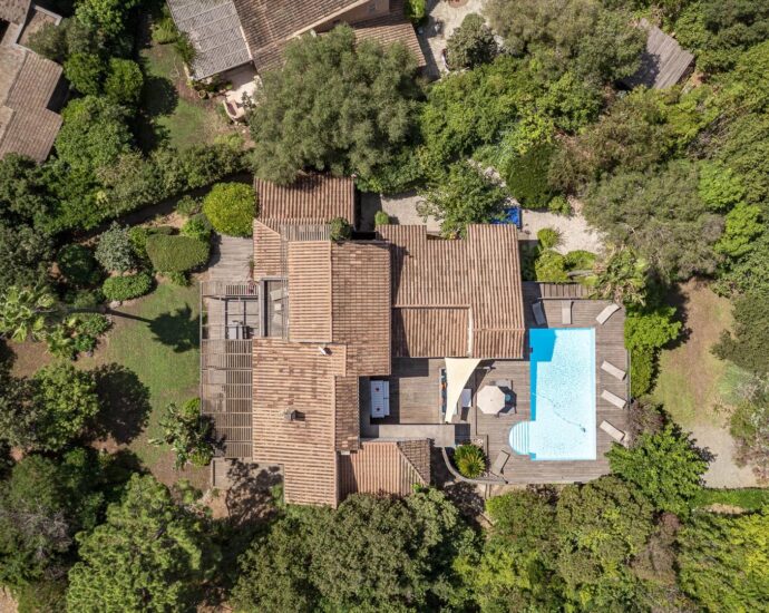 Porto-Vecchio, Domaine de Cala Rossa, 7 bedroom villa, swimming pool, walking distance to the beach
