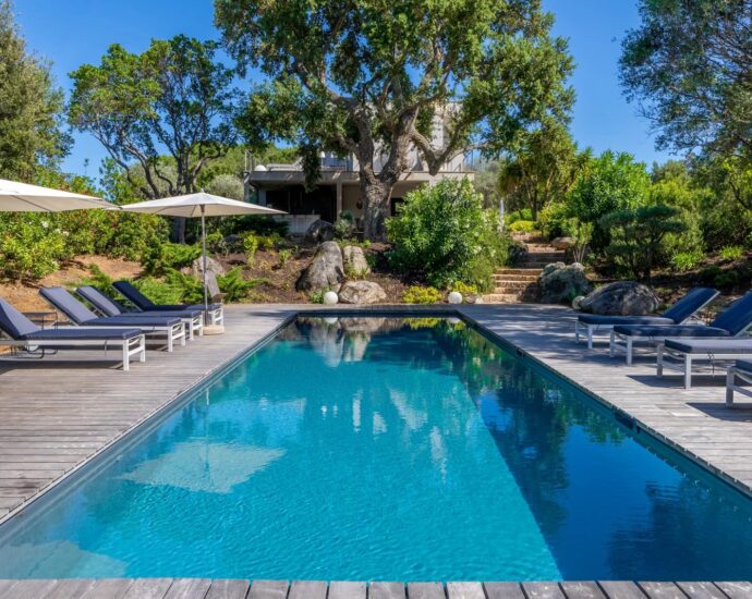 Pinarello, Contemporary 5-Bedroom Villa with Pool and Sea View, Nestled in the Heart of the Maquis