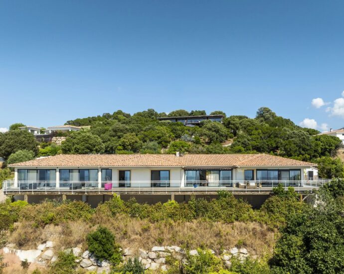 Porticcio, villa de plain-pied, 4 chambres, piscine, vue mer panoramique, proche des plages