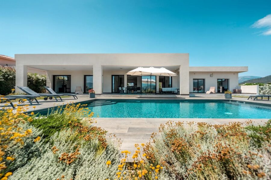 Villa d’architecte, 5 chambres, vue mer panoramique, piscine, plages à pied