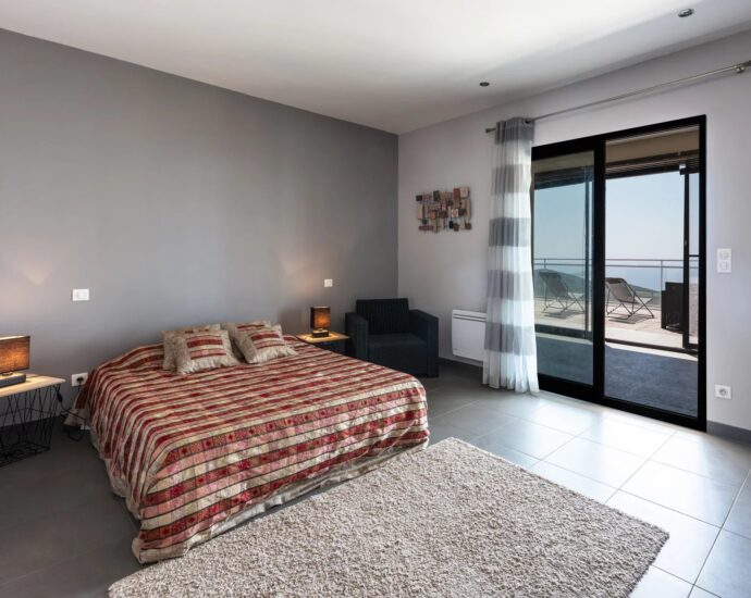 Porticcio, villa de plain-pied, 4 chambres, piscine, vue mer panoramique, proche des plages