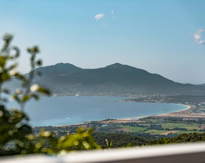 Porticcio, villa de plain-pied, 4 chambres, piscine, vue mer panoramique, proche des plages