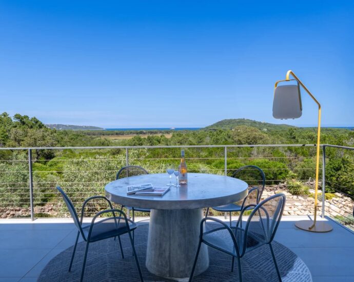 Pinarello, Contemporary 5-Bedroom Villa with Pool and Sea View, Nestled in the Heart of the Maquis