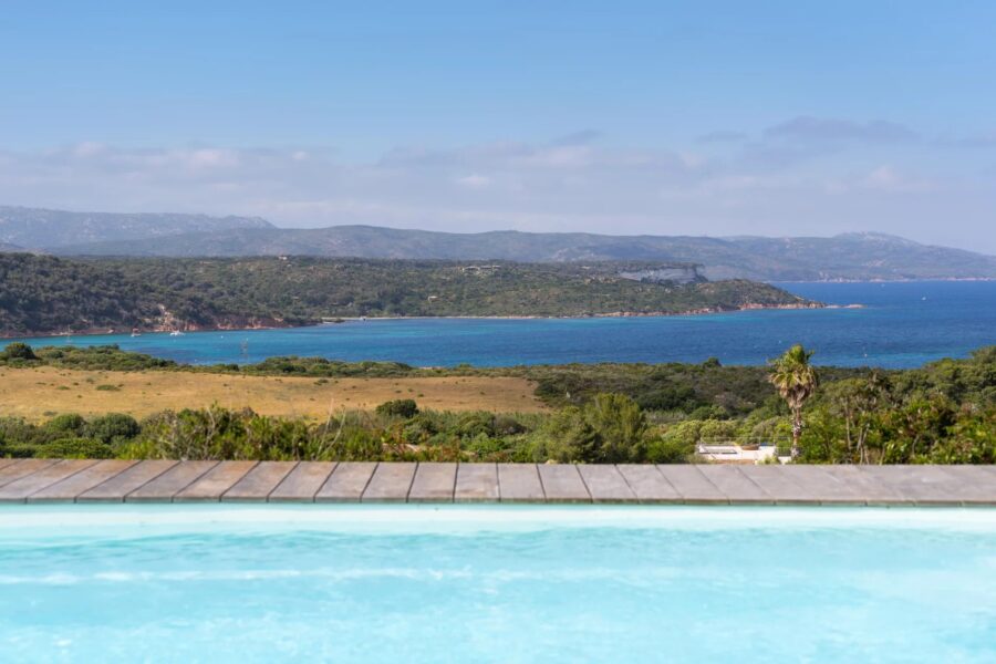 Exclusivité, Bonifacio, villa d’architecte, type bergerie, 4 chambres, piscine, vue mer et montagnes, proche plage