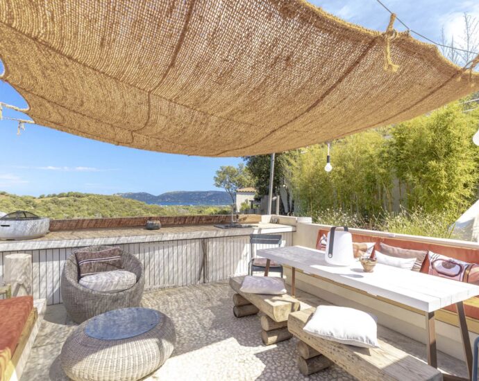 Porto-vecchio – Villa T4 + 1 appartement T2 et 1 chambre indépendante, vue mer et piscine