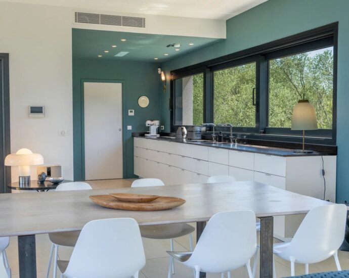 Pinarello, Contemporary 5-Bedroom Villa with Pool and Sea View, Nestled in the Heart of the Maquis