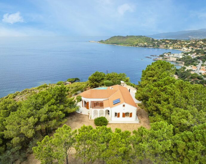 Nord d’Ajaccio, San Andréa D’Orcini, Villa 4 chambres, piscine à débordement, vue mer panoramique, plage à pied