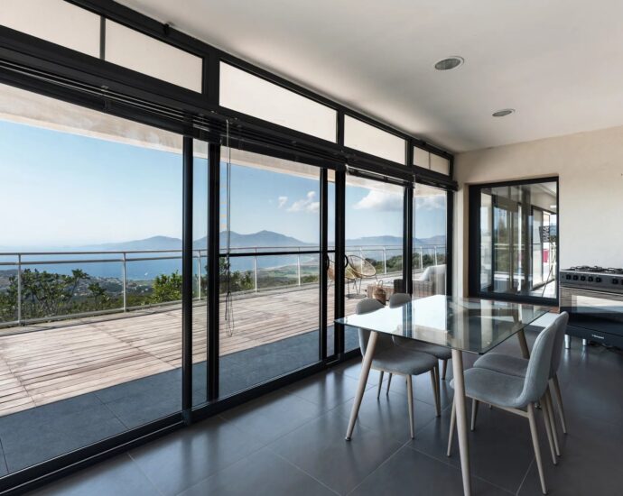 Porticcio, villa de plain-pied, 4 chambres, piscine, vue mer panoramique, proche des plages