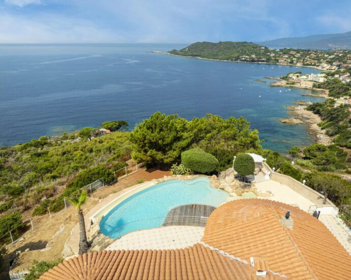 Nord d’Ajaccio, San Andréa D’Orcini, Villa 4 chambres, piscine à débordement, vue mer panoramique, plage à pied