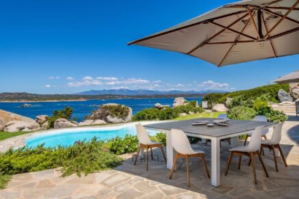 Ile de Cavallo – Villa d’architecte 7 chambres – Pied dans l’eau – Vue panoramique mer et montagne – Piscine
