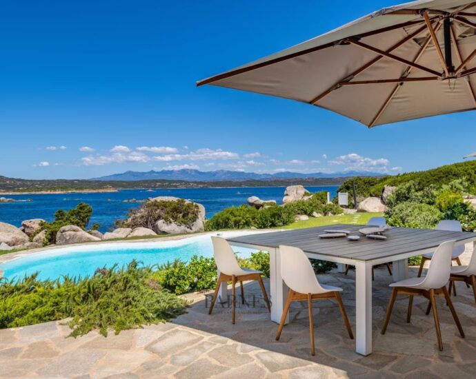 Ile de Cavallo – Villa d’architecte 7 chambres – Pied dans l’eau – Vue panoramique mer et montagne – Piscine