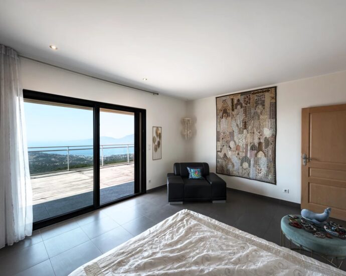 Porticcio, villa de plain-pied, 4 chambres, piscine, vue mer panoramique, proche des plages