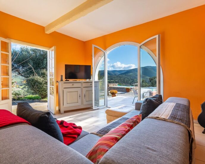 Palasca. Propriété. 5 chambres. piscine. vue panoramique campagne et montagnes