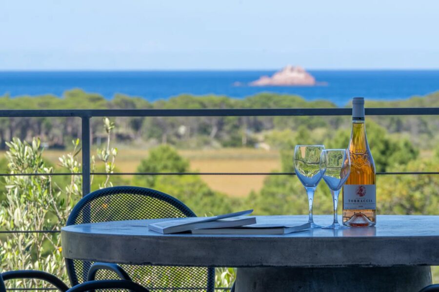 Pinarello, Contemporary 5-Bedroom Villa with Pool and Sea View, Nestled in the Heart of the Maquis