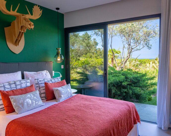 Pinarello, Contemporary 5-Bedroom Villa with Pool and Sea View, Nestled in the Heart of the Maquis