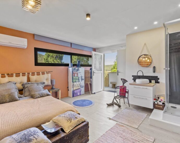 Porto-vecchio – Villa T4 + 1 appartement T2 et 1 chambre indépendante, vue mer et piscine