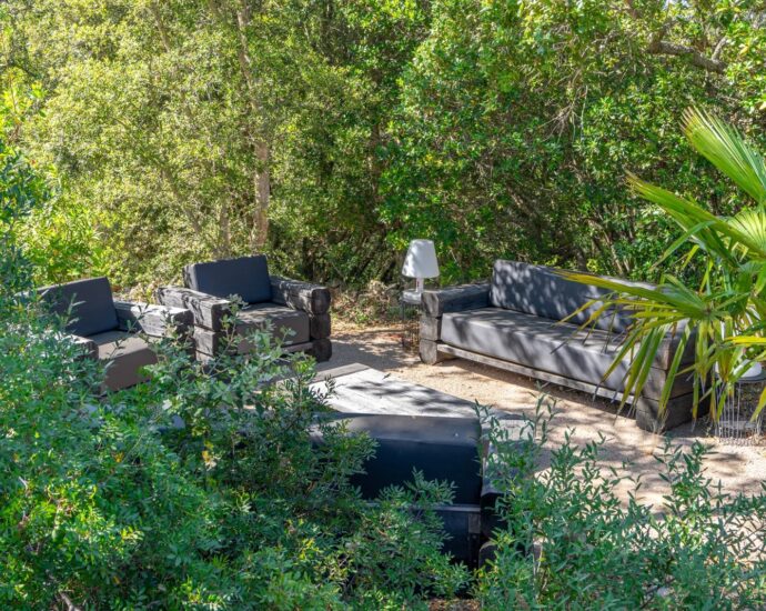 Pinarello, Contemporary 5-Bedroom Villa with Pool and Sea View, Nestled in the Heart of the Maquis