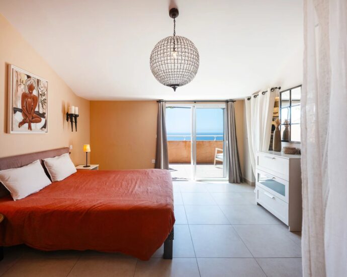 Ajaccio, Route des Sanguinaires, Appartement duplex, 4 chambres, vue panoramique mer, plage à pied