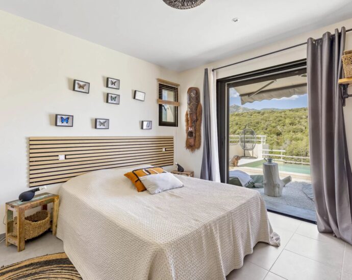 Porto-vecchio – Villa T4 + 1 appartement T2 et 1 chambre indépendante, vue mer et piscine