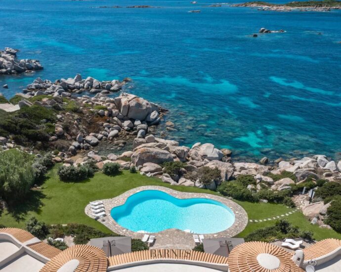 Ile de Cavallo – Villa d’architecte 7 chambres – Pied dans l’eau – Vue panoramique mer et montagne – Piscine