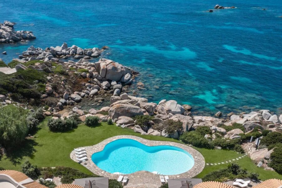 Ile de Cavallo – Villa d’architecte 7 chambres – Pied dans l’eau – Vue panoramique mer et montagne – Piscine