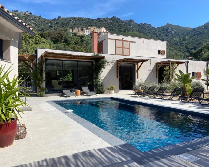 Région de Calvi, villa 5 chambres, piscine chauffée, vue montagnes