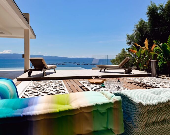 Ajaccio, Route des Sanguinaires, Contemporary Villa, Panoramic Sea View, 5 Bedrooms, Infinity Pool, Walking Distance to Beach