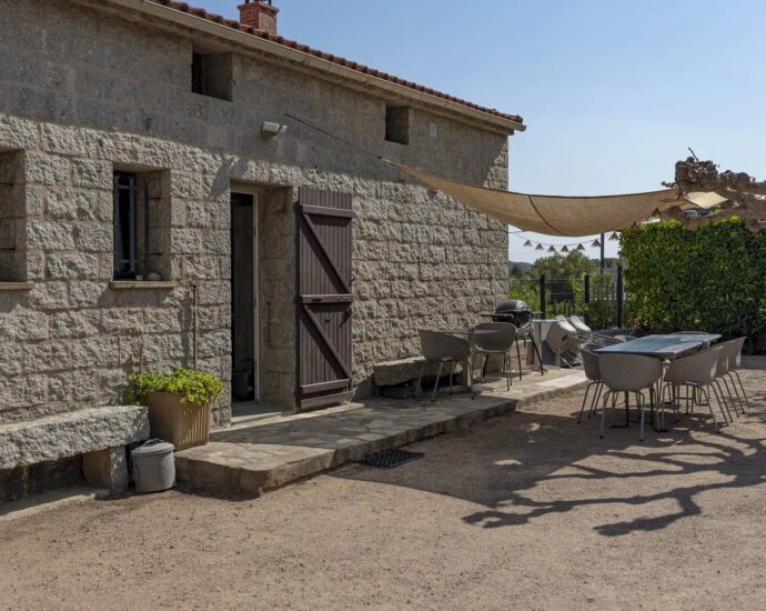 Hameau de Gialla, Villa en pierres, 7 chambres, Appartement indépendant, Piscine, Aperçu mer, proche plages de Saint-Cyprien et Cala Rossa