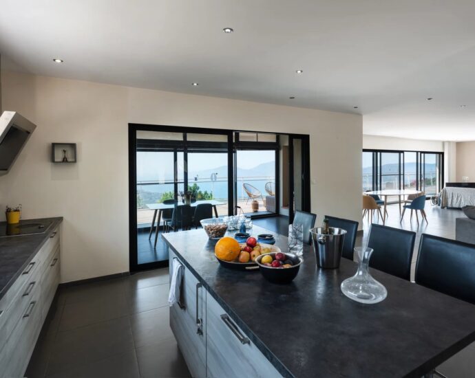 Porticcio, villa de plain-pied, 4 chambres, piscine, vue mer panoramique, proche des plages