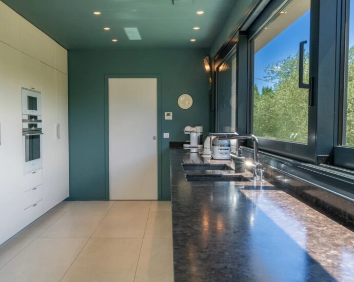 Pinarello, Contemporary 5-Bedroom Villa with Pool and Sea View, Nestled in the Heart of the Maquis