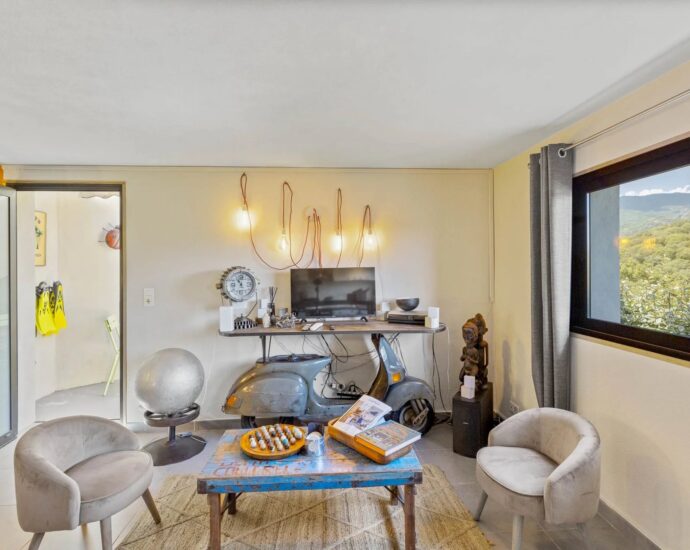 Porto-vecchio – Villa T4 + 1 appartement T2 et 1 chambre indépendante, vue mer et piscine