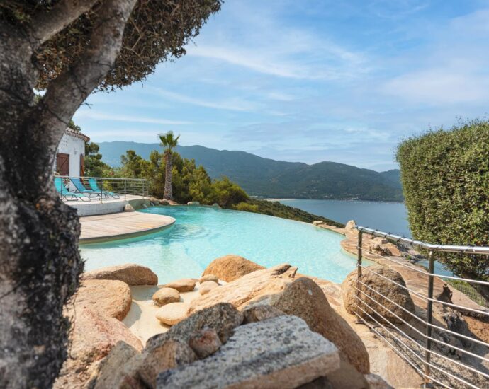 Nord d’Ajaccio, San Andréa D’Orcini, Villa 4 chambres, piscine à débordement, vue mer panoramique, plage à pied