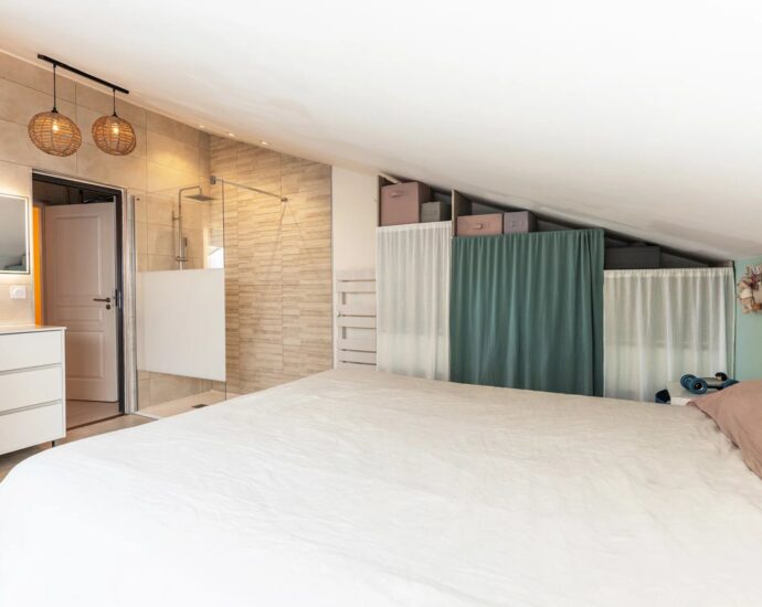 Ajaccio, Route des Sanguinaires, Appartement duplex, 4 chambres, vue panoramique mer, plage à pied