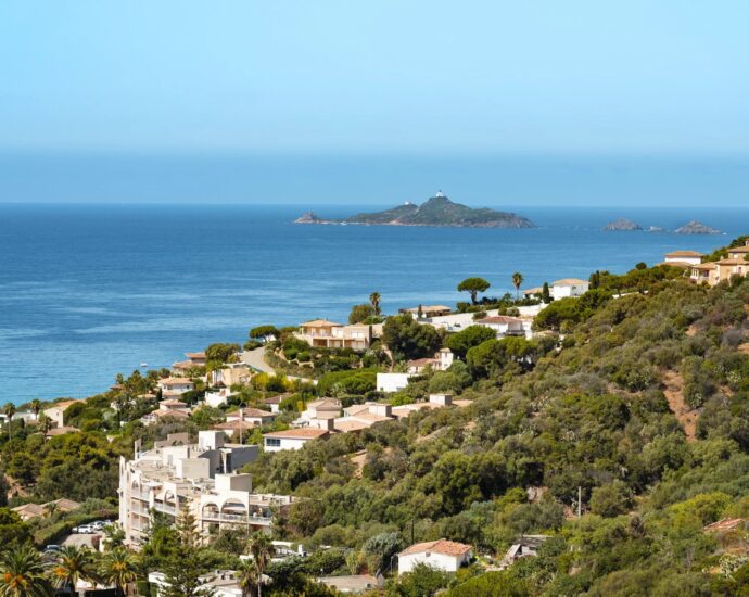 Ajaccio, Route des Sanguinaires, Appartement duplex, 4 chambres, vue panoramique mer, plage à pied