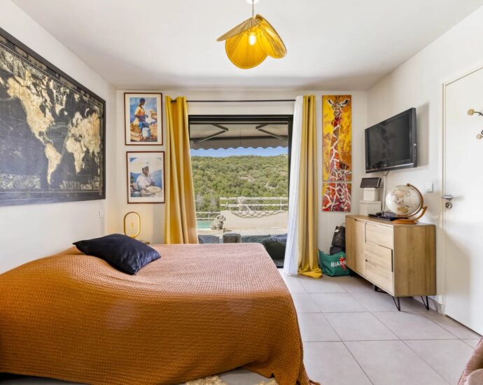 Porto-vecchio – Villa T4 + 1 appartement T2 et 1 chambre indépendante, vue mer et piscine